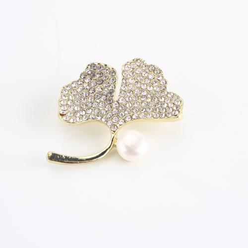 aleación de zinc broche, con Perlas cultivadas de agua dulce, hoja del Ginkgo, chapado en color dorado, para mujer & con diamantes de imitación, 31x33x13mm, Vendido por UD